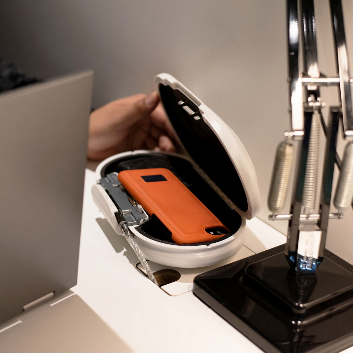 Master Lock 5900EURDWHT kleiner Verriegelungskasten mit Kabel