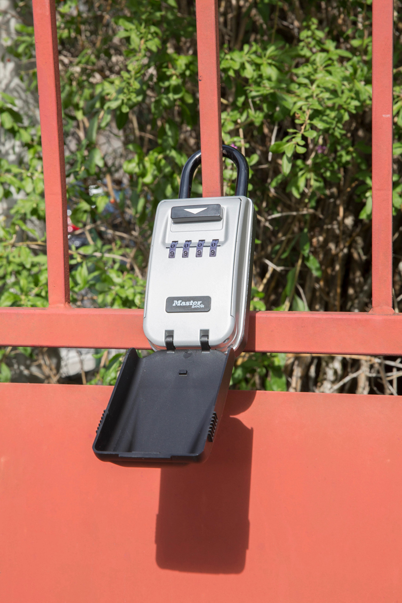 Master Lock Schlüsselkasten 5424EURD mit beleuchteten Zahlenrädern und Bügel